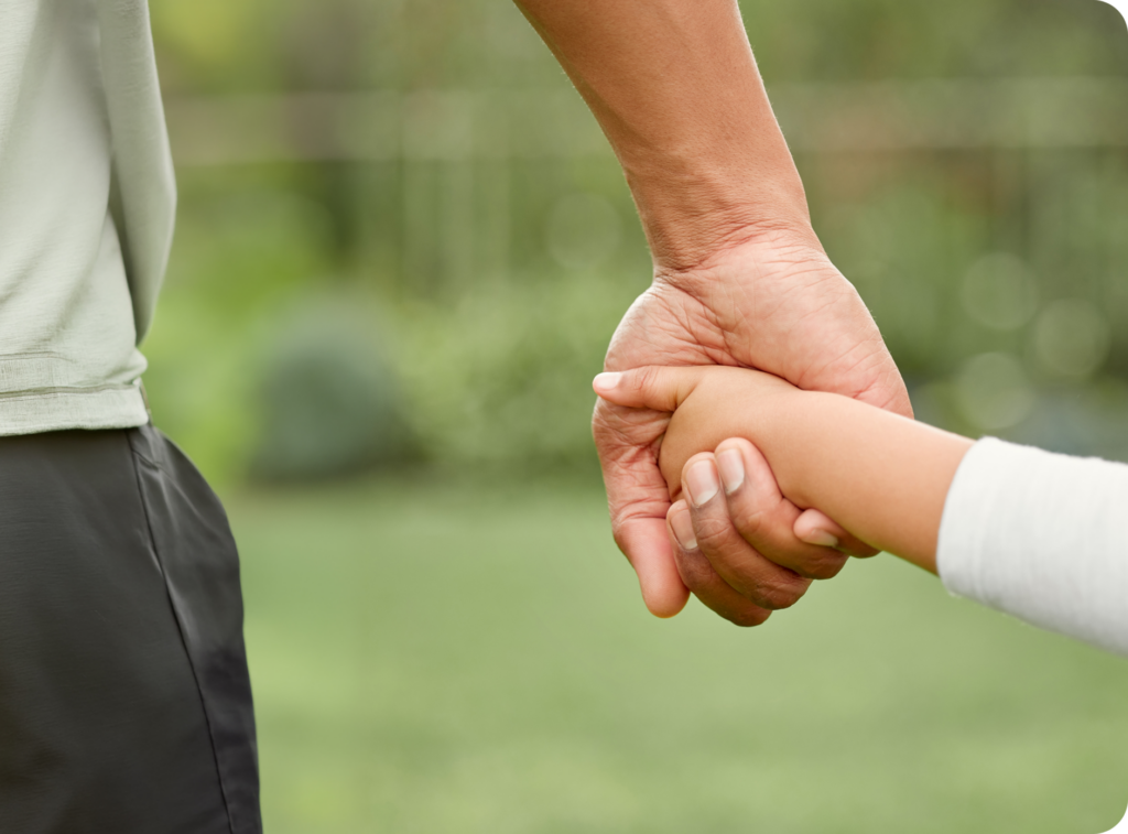 Erwachsener hält hand von Kind